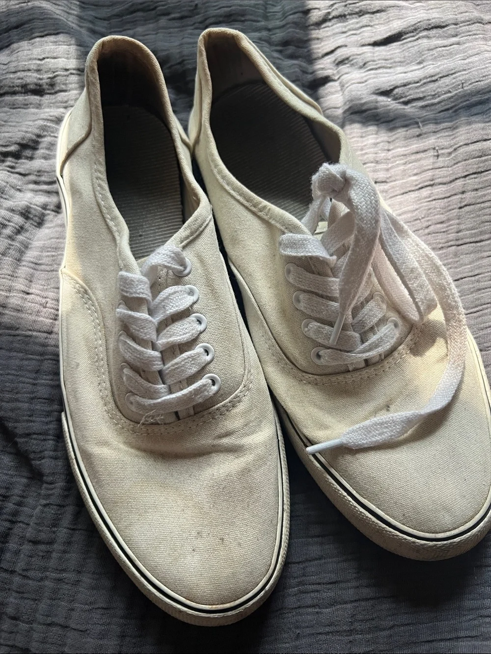 Women’s WW Very Worn White Canvas Lace-Up Sneakers